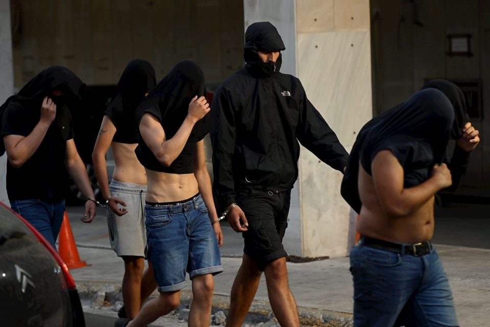 Полициска опсада низ цела Грција, се апсат Хрвати на сите граници и пристаништа