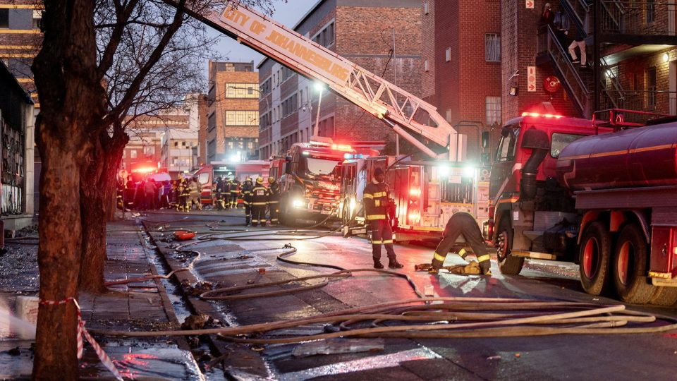 ВИДЕО: Најмалку 58 загинати во пожар во зграда во Јоханесбург