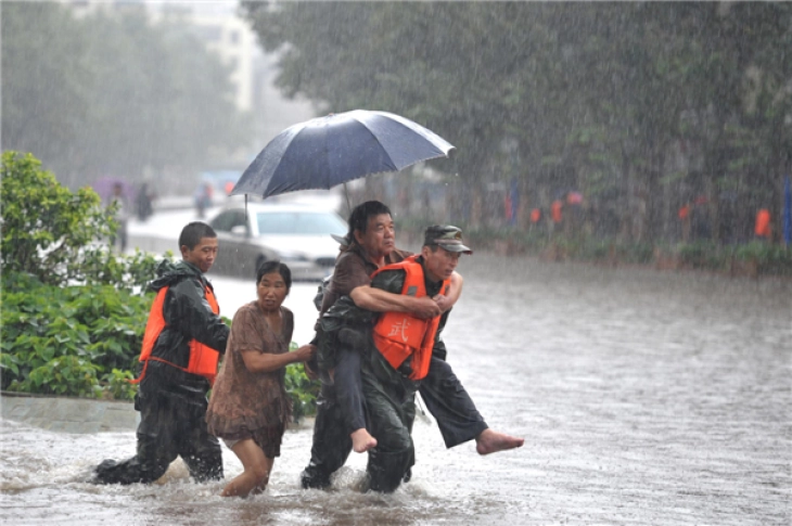 Нови жртви од поплави и лизгање на земјиштето во Кина, десетици илјади луѓе евакуирани