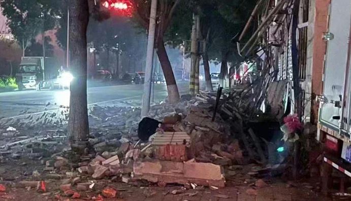 ВИДЕО: Силен земјотрес во Кина, најмалку 21 повреден, урнати 126 згради
