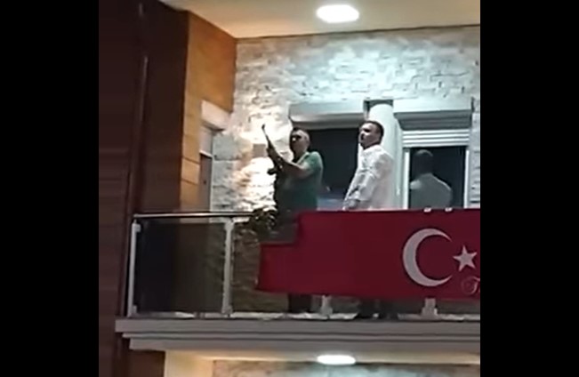 Ковачки: Командир на полициска станица пука со калашников од балкон (ВИДЕО)