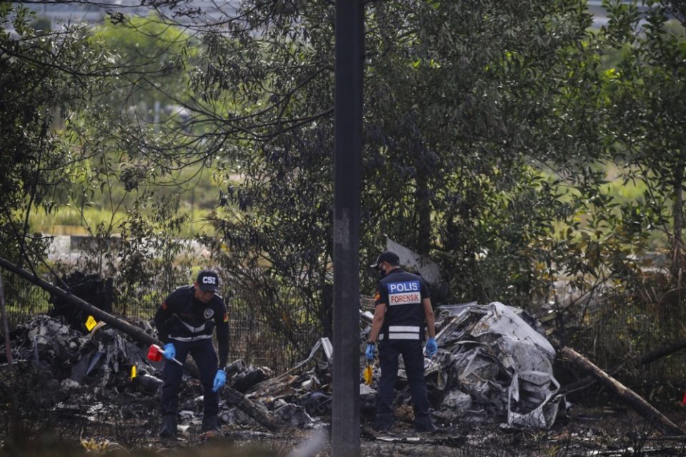 Авион се урнал среде автопат во Малезија, најмалку десет мртви
