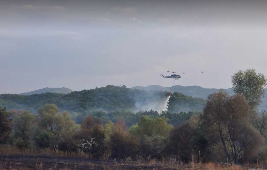 ВИДЕО: Хеликоптерот на МВР исфрли над седум тони вода, изгаснат пожарот кај Мантово
