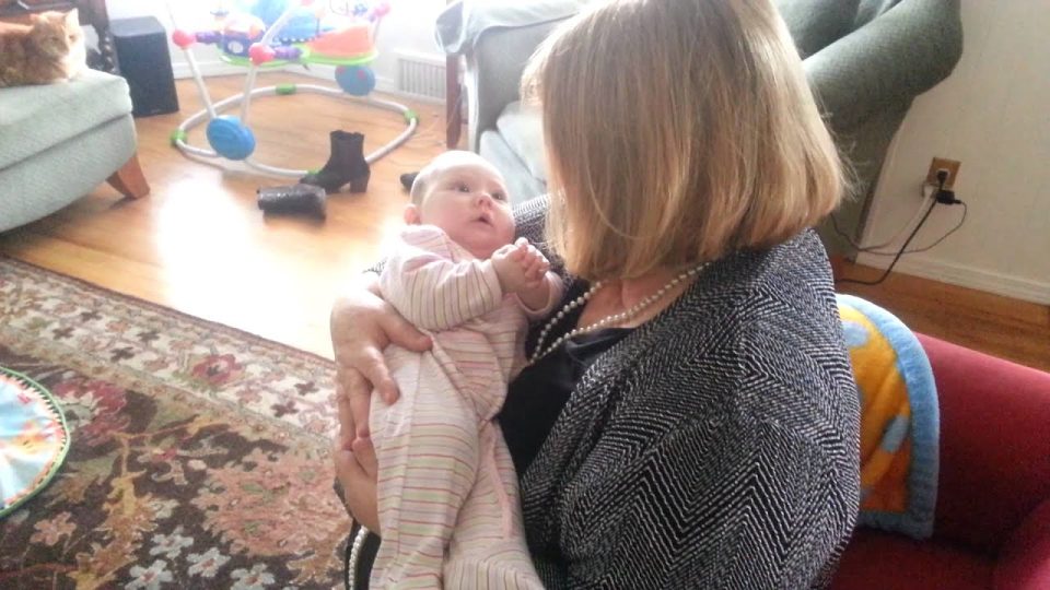 Баба ѝ запеала на внуката: Реакцијата на бебето станала хит на интернет