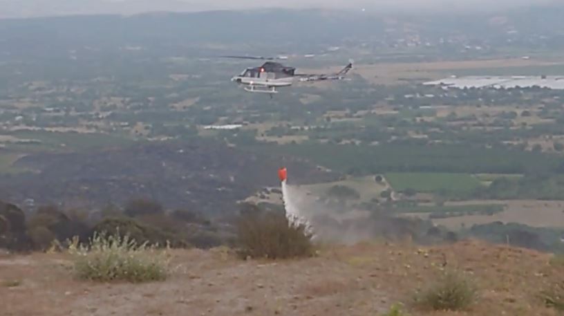 ВИДЕО: Хеликоптерот на МВР исфрли 17 тони вода на пожарот кај Богданци