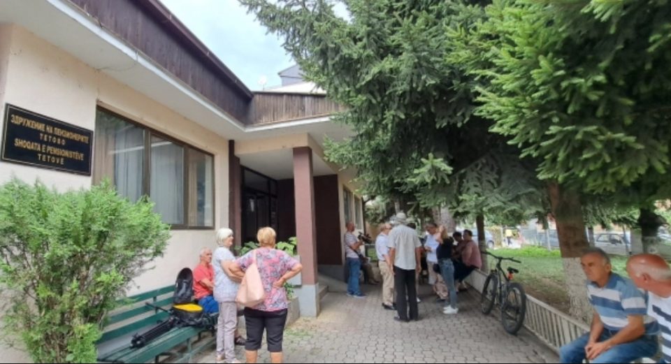 Пензионери во Тетово протестираа за повисоки пензии