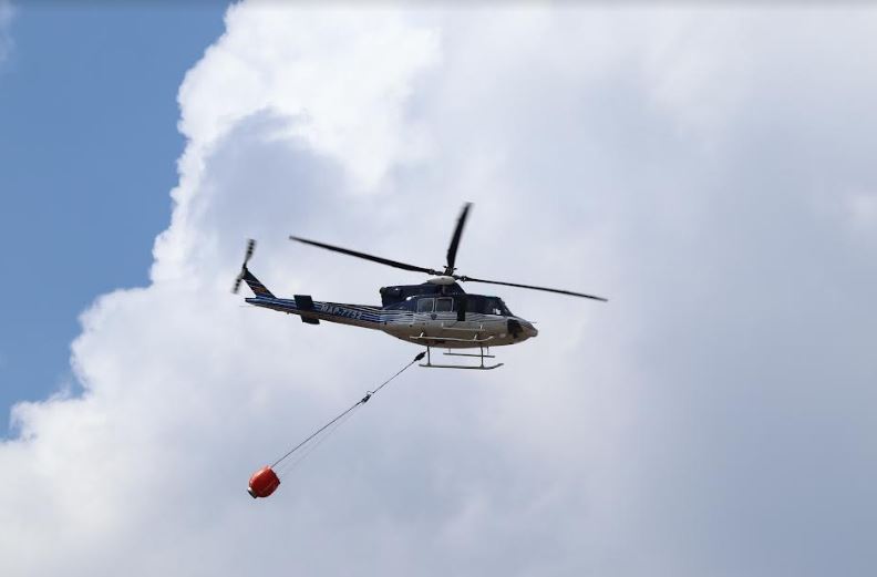 ВИДЕО: Хеликоптерите на МВР исфрлија 54 тони вода на пожарот кај Свети Николе