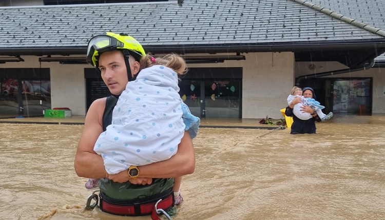 Драматична евакуација во Словенија:  Се спасуваат бебиња од градинки и деца од кампови (ФОТО+ВИДЕО)