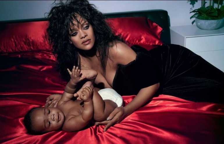 Ријана стана мајка по втор пат, пејачката откри на кого личи бебето