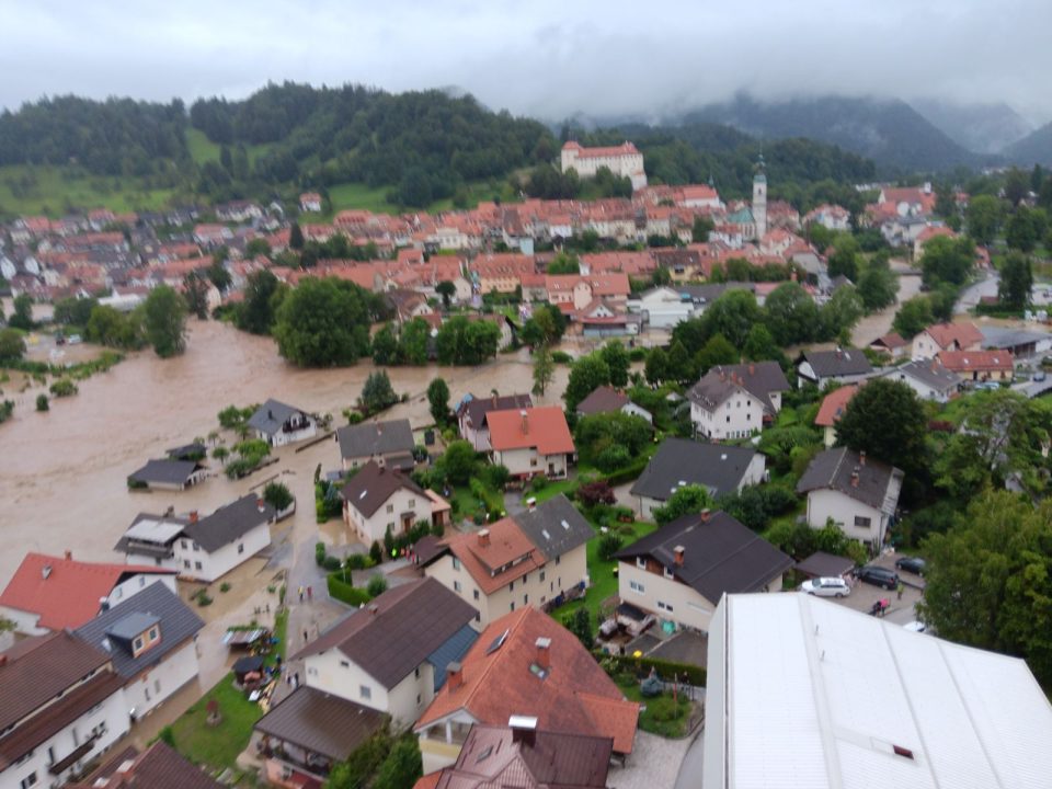 Се влошува ситуацијата во Словенија: Пукна насипот на реката Мура, наредена евакуација на неколку села