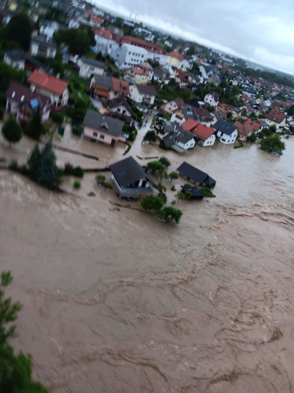 Бројот на жртви во поплавите во Словенија се искачи на шест