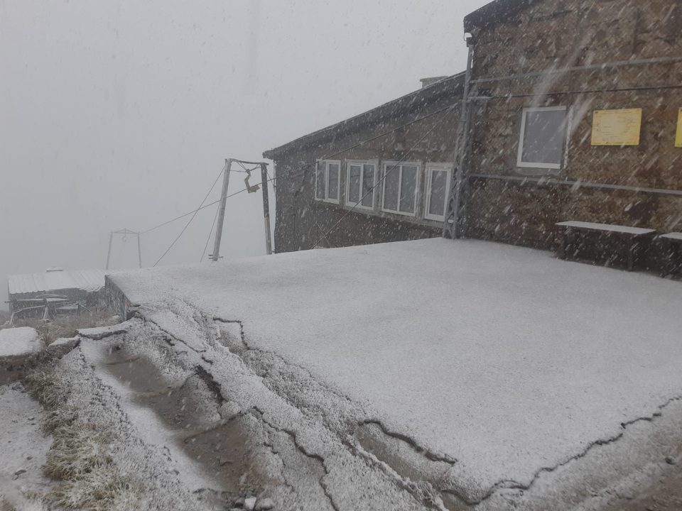 ЗИМАТА СЕ ВРАЌА: Падна првиот снег на Балканот, во соседството непрекинато врне – кога ќе видите колку е натрупано нема да поверувате дека е август (ФОТО)