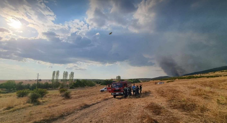 Ветрот го носи огнот на сите страни: Сè уште е активен пожарот кај Соколарци, го гасат три ер-трактори и хеликоптер