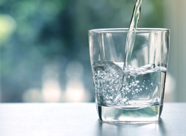 Пиете ли доволно вода? Направете го овој тест од 5 секунди и дознајте дали сте дехидрирани