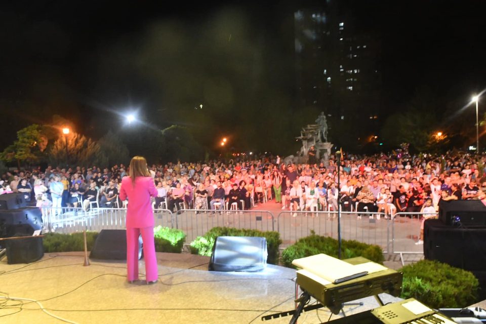 Стефковски ја крена Гази Баба на нозе: Вечерва повеќе од 3000 луѓе на плоштадот во Автокоманда
