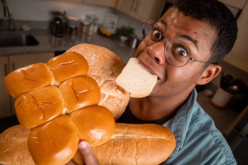 Организмот реагира: Ова се знаци дека јадеме премногу леб