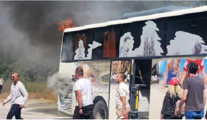 Патничка открива детали за изгорениот автобус кај Стража: 5 минути свиреше аларм, возачот не запре – заднаата врата не се отвори, за една минута…