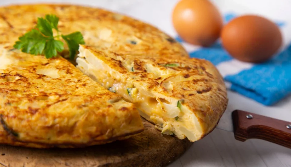Шпански омлет од јајца и компири, личи на пита и ќе ги најаде сите во семејството!