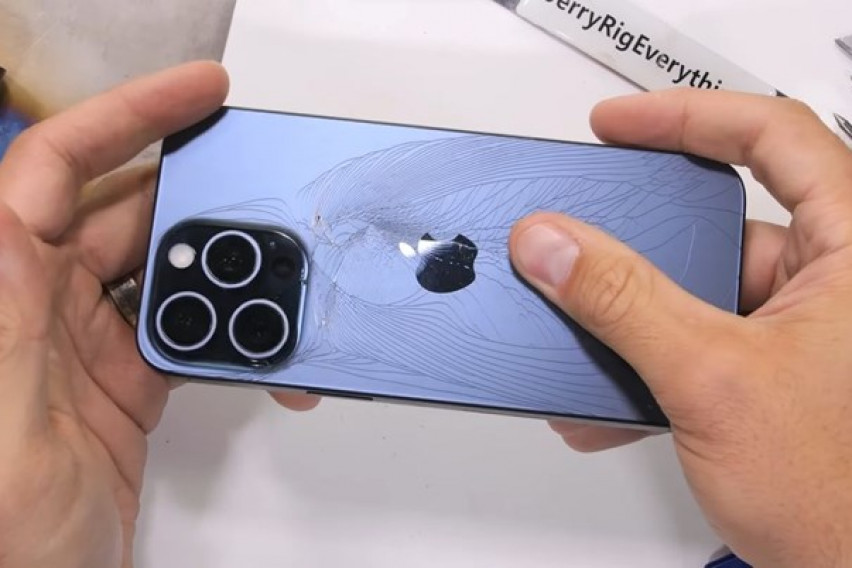 ВИДЕО: Јутјубер го тестирал новиот iPhone изработен од титаниум, успеал да го скрши со голи раце