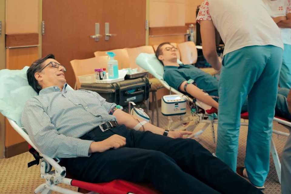 Пендаровски и синот даруваа крв во американската амбасада
