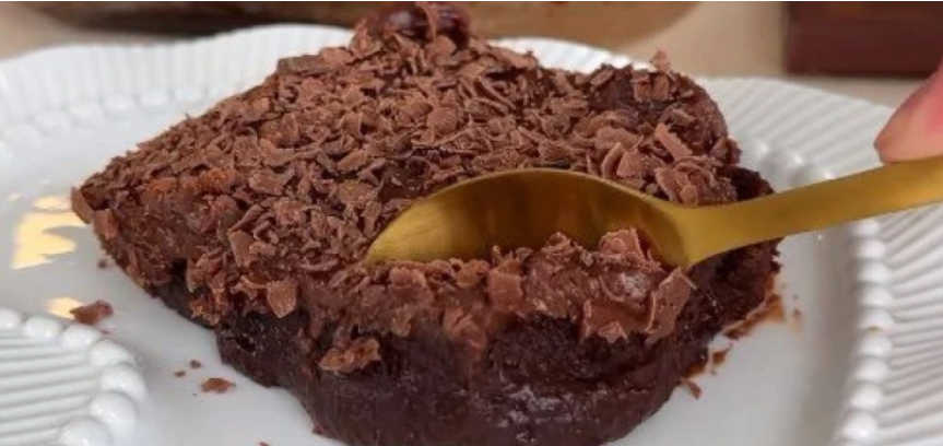 Чоколадно совршенство кое се топи во устата! Направете ја оваа совршена торта со само неколку состојки (РЕЦЕПТ+ВИДЕО)