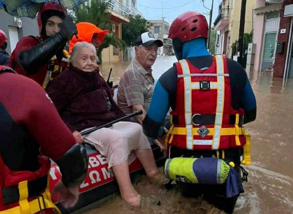 Спасени над 400 лица во невремето во Грција, двајца загинати и четворица исчезнати
