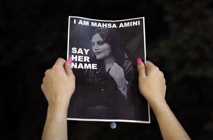 Иранците одбележуваат годишнина од смртта на Махса Амини