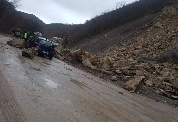 Со наноси од земја и кал, непрооден е патот од село Степанци Општина Чашка кон Прилеп