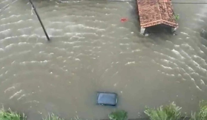 Расте бројот на жртвите во поплавите во Грција