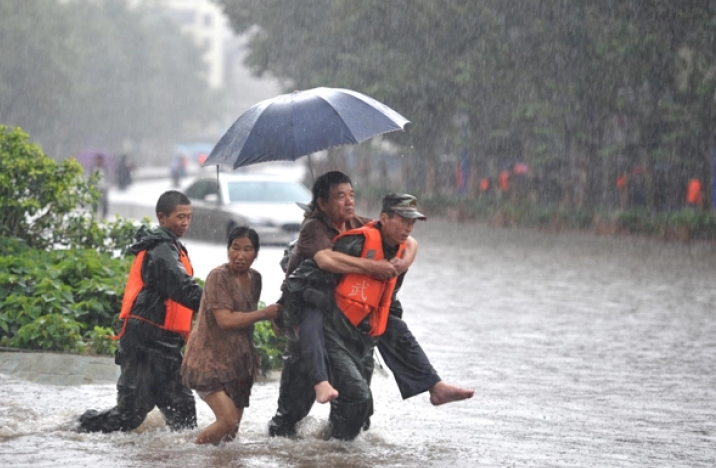 Јужниот дел на Кина поплавен седми ден по обилните врнежи