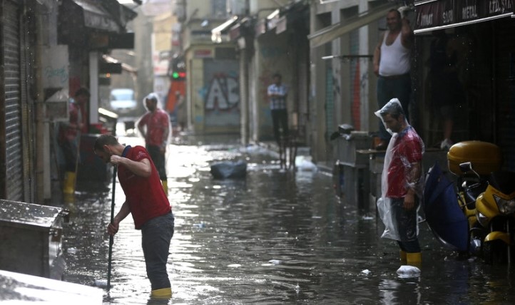 Петмина исчезнати по поплавите што ја погодија западна Турција