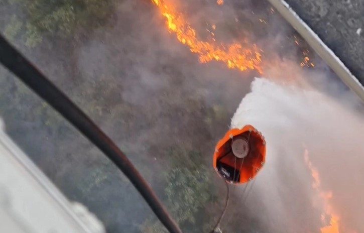 Хеликоптер на МВР исфрли над 20 тони вода врз пожарот во атар на село Руѓенце