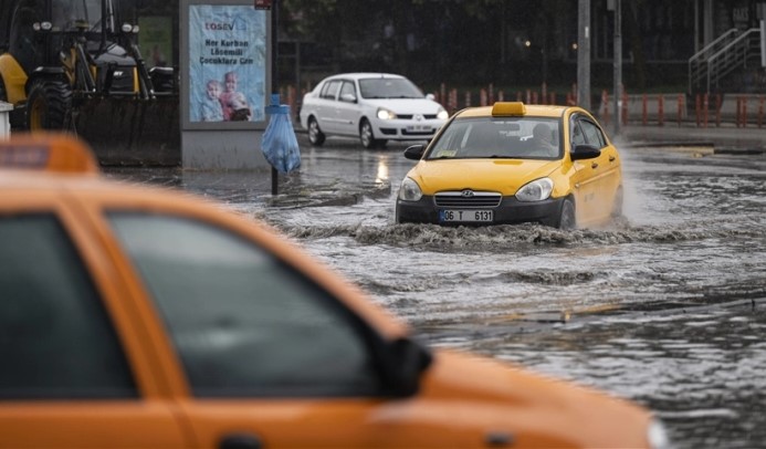 Невреме во Анкара: Улиците под вода, проблеми во сообраќајот