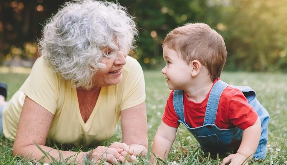 Младите се жалат: Сѐ помалку баби и дедовци денес ги чуваат внуците