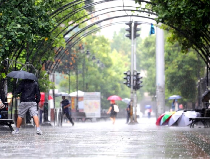 Поројни дождови и грмежи: Доаѓа лошо време, но за среќа кратко ќе трае