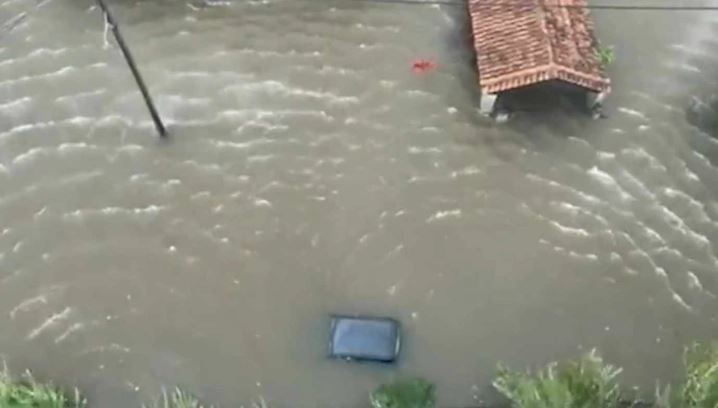 Седуммина исчезнати во поплавите во Грција