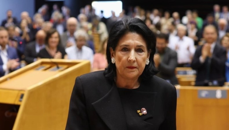 На грузиската претседателка ѝ се заканува отповикување поради нејзиното патување во ЕУ