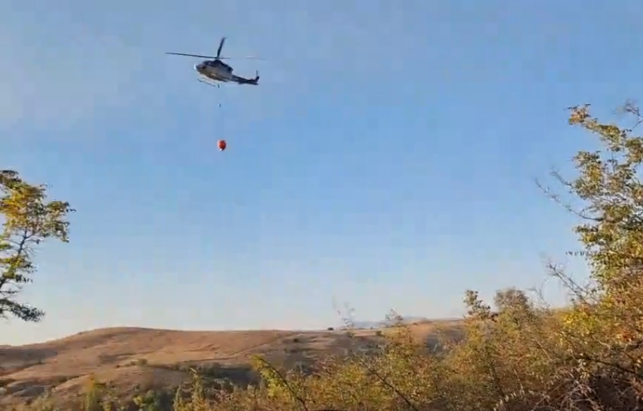 Уште беснее пожарот кај Милетино, хеликоптер истури 45 тони вода
