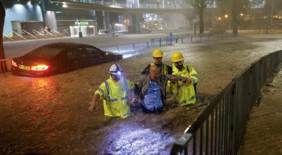 ВИДЕО: Црно предупредување во Хонг Конг поради обилниот дожд