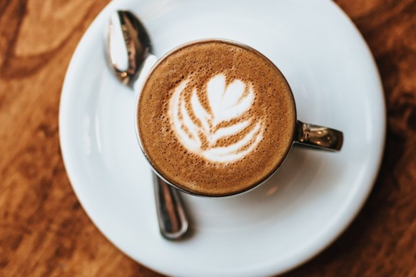 Гастроентеролог вели дека сите треба да ја додаваат оваа состојка во кафето – еве и зошто