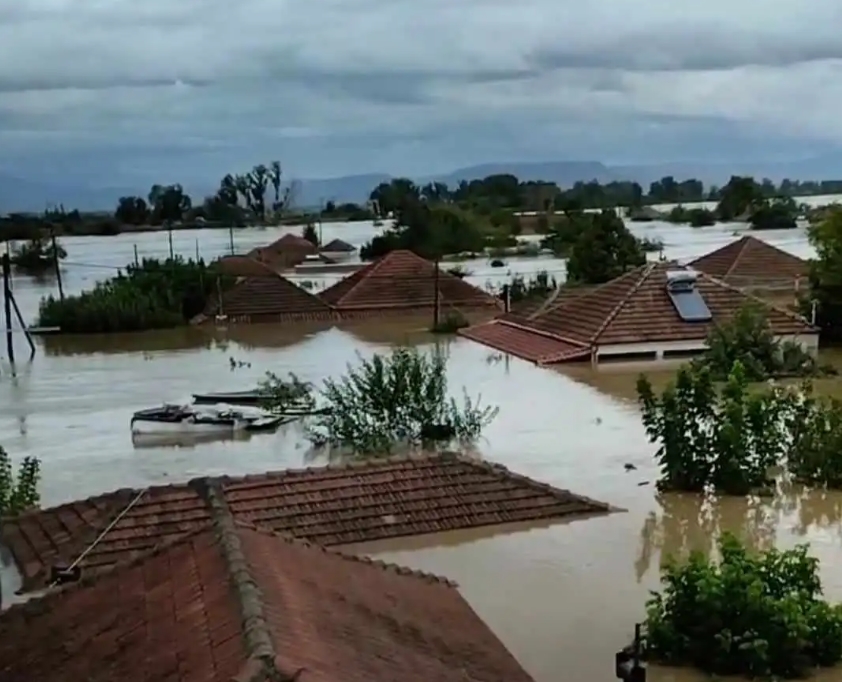 Дел од централна Грција е под вода: Граѓаните чекаат помош качени на крововите на домовите