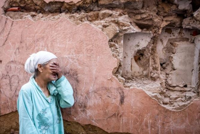 ВИДЕО: Шокантни сцени од Мароко, луѓе со раце копаат низ урнатините во потрага по преживеани
