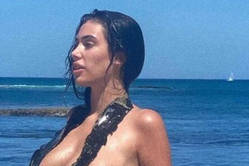 Голите гради ги прекрила со морска трева: „Испливаа“ жешки фотографии од голата сопруга на Канје Вест направени во 2021 година