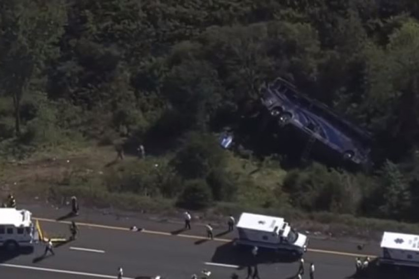 ВИДЕО: Се преврте училишен автобус во САД, двајца загинати