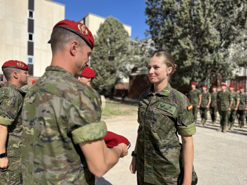 Кралски војник: Шпанската принцеза го помина првиот дел од воениот тренинг