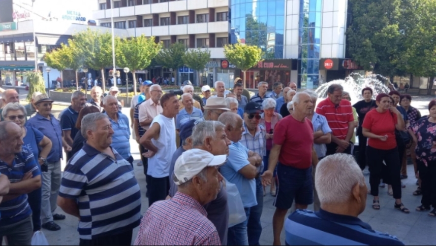„Не се живее со мали пензии“: Протест на кавадаречки пензионери, се бара линеарно покачување на пензиите