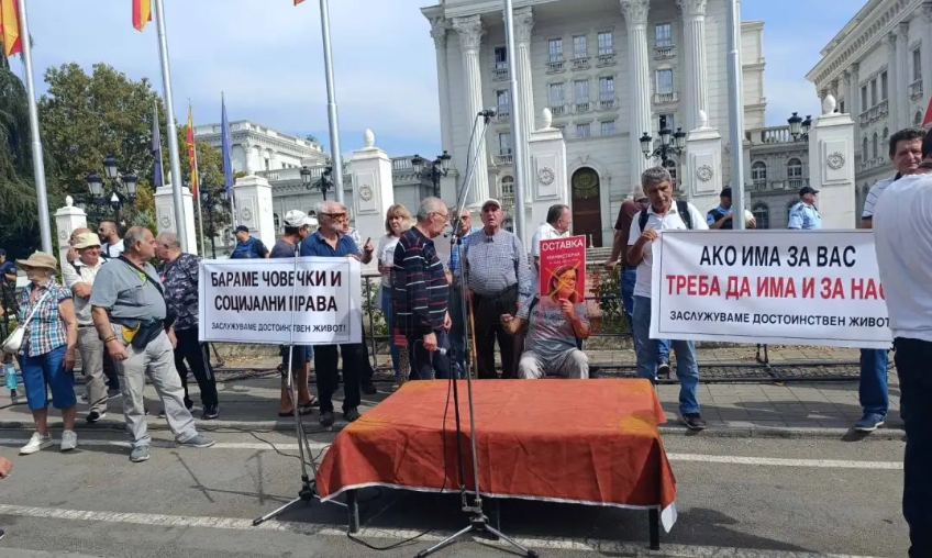 „Ако има за вас, треба да има и за нас“: Пензионерите протестираат пред Влада, ова се нивните барања