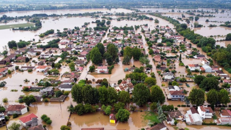 Вода, кал, мртви животни и уништени домови и бизниси во поплавените делови во Грција