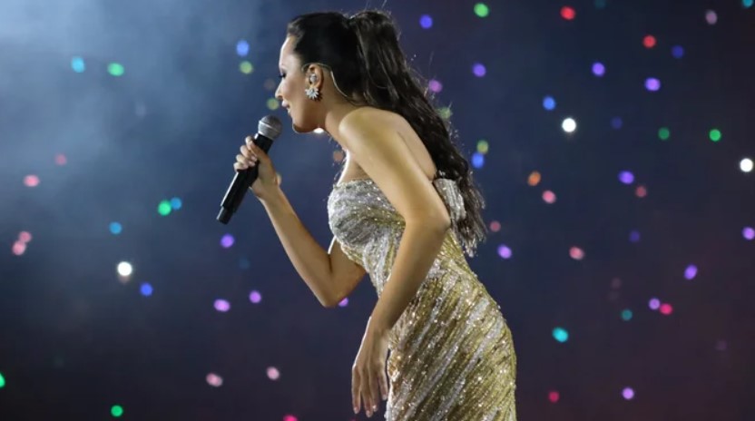 Пријовиќ пее и плаче: Со емотивен говор кон нејзината мајка го започна концертот во преполна Арена