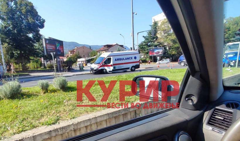 Возило на Брза помош и автомобил се судрија во Скопје (ФОТО)